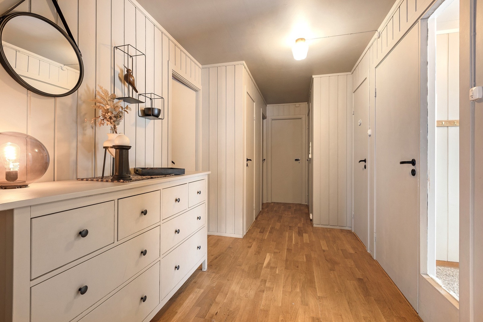 Boligen har en romslig og innbydende gang med god plass til møblering og oppbevaring. Galleribilde