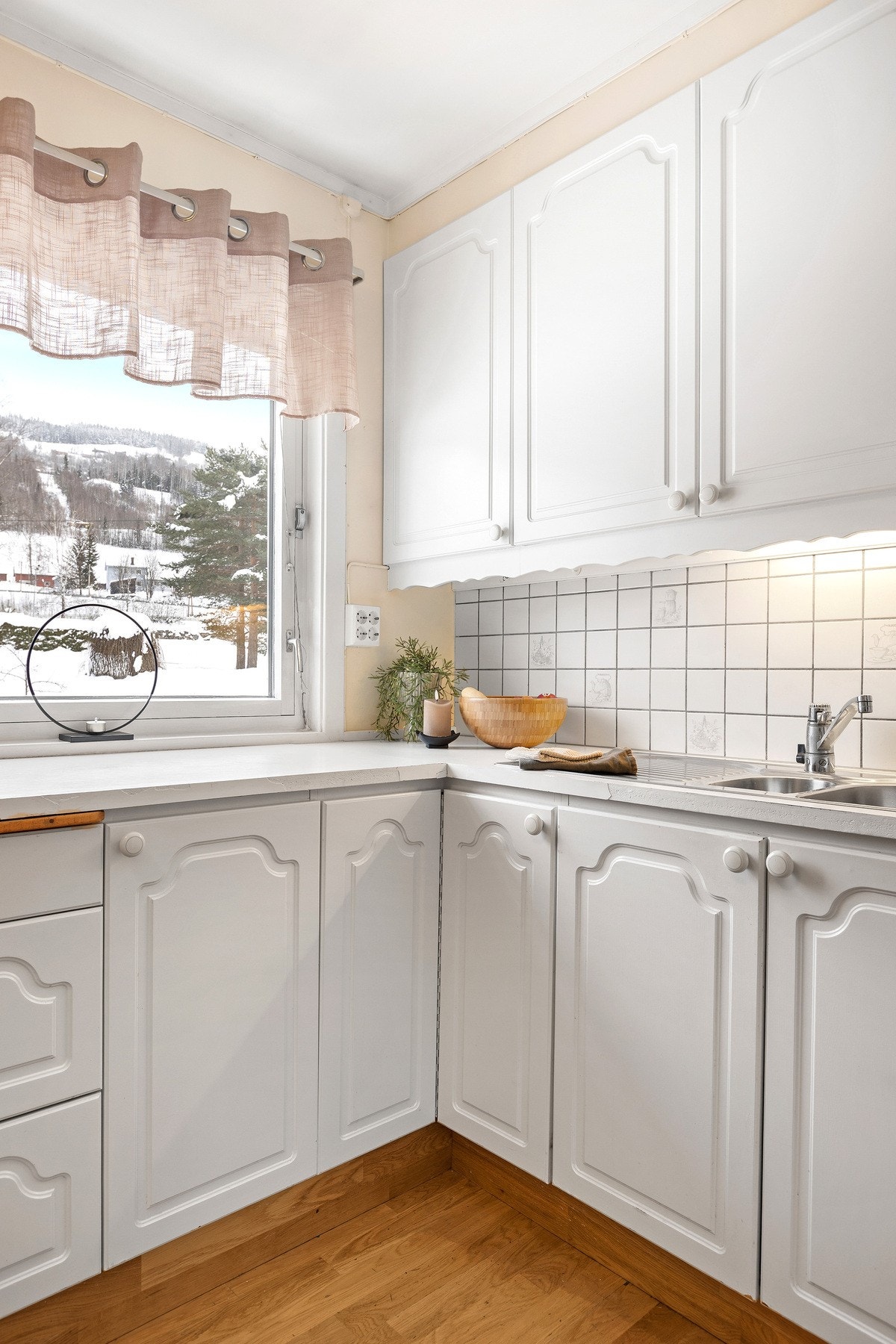 Over komfyr er det installert elektrisk avtrekksvifte. Galleribilde