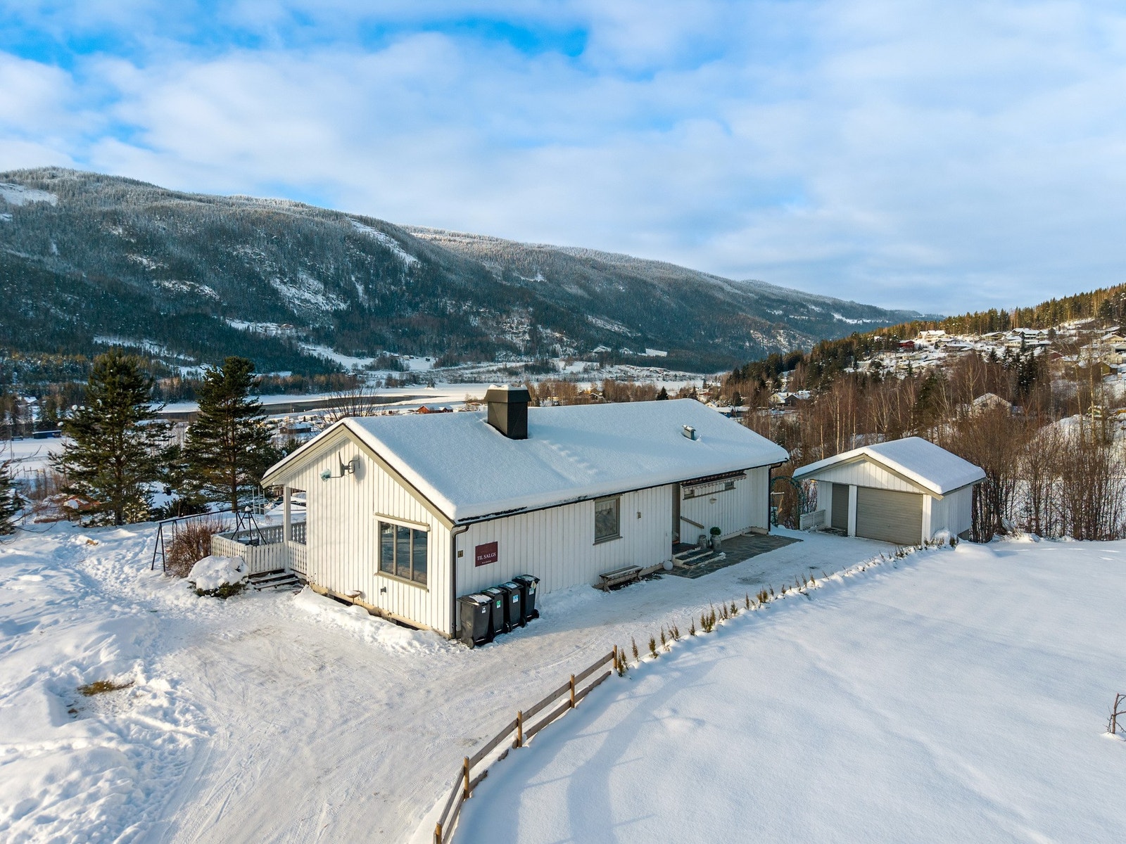 PrivatMegleren Lillehammer v/ Anders Tyrom har gleden av å presentere denne praktiske og familievennlige eneboligen på Tretten.
Foto: RGB Media Galleribilde