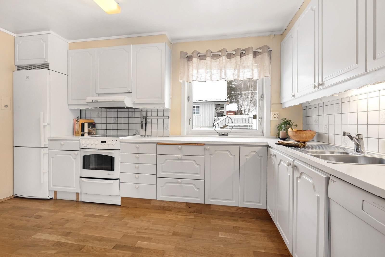 Kjøkkenet har innredning fra 1993 med laminerte skrog og profilerte fronter. Galleribilde