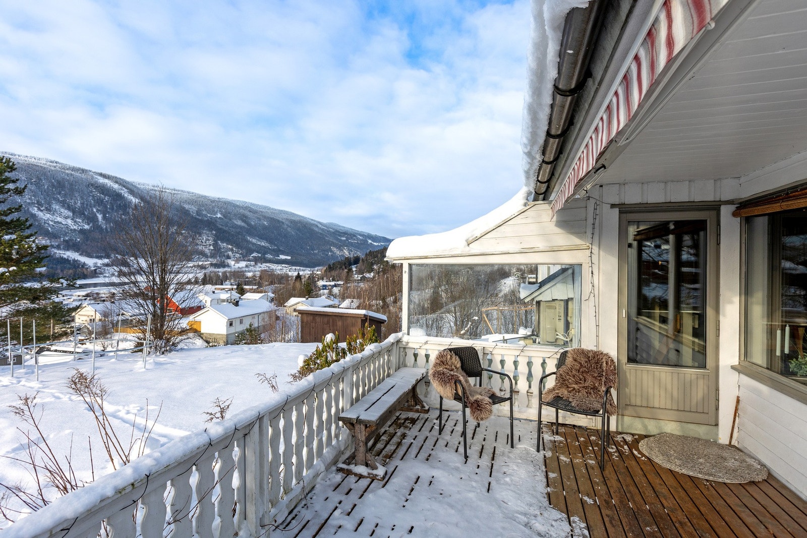 Her sitter man lunt og fint med flott utsyn over nærområdet og dalføret. Verandaen gir gode solforhold. Galleribilde
