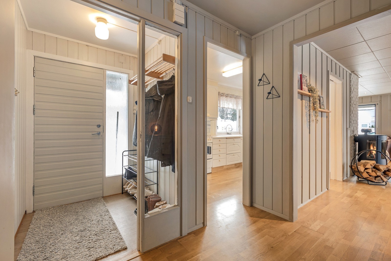 Vel innenfor døren møtes du av en lys og praktisk entré med plass til yttertøy og sko. Galleribilde