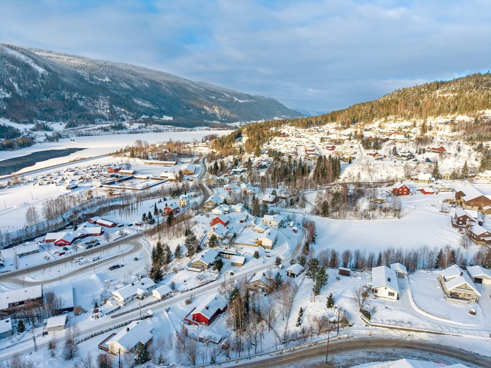 Fra boligen er det ca. 15 km til Øyer sentrum med et bredt utvalg av handelstilbud og servicetilbud, Galleribilde