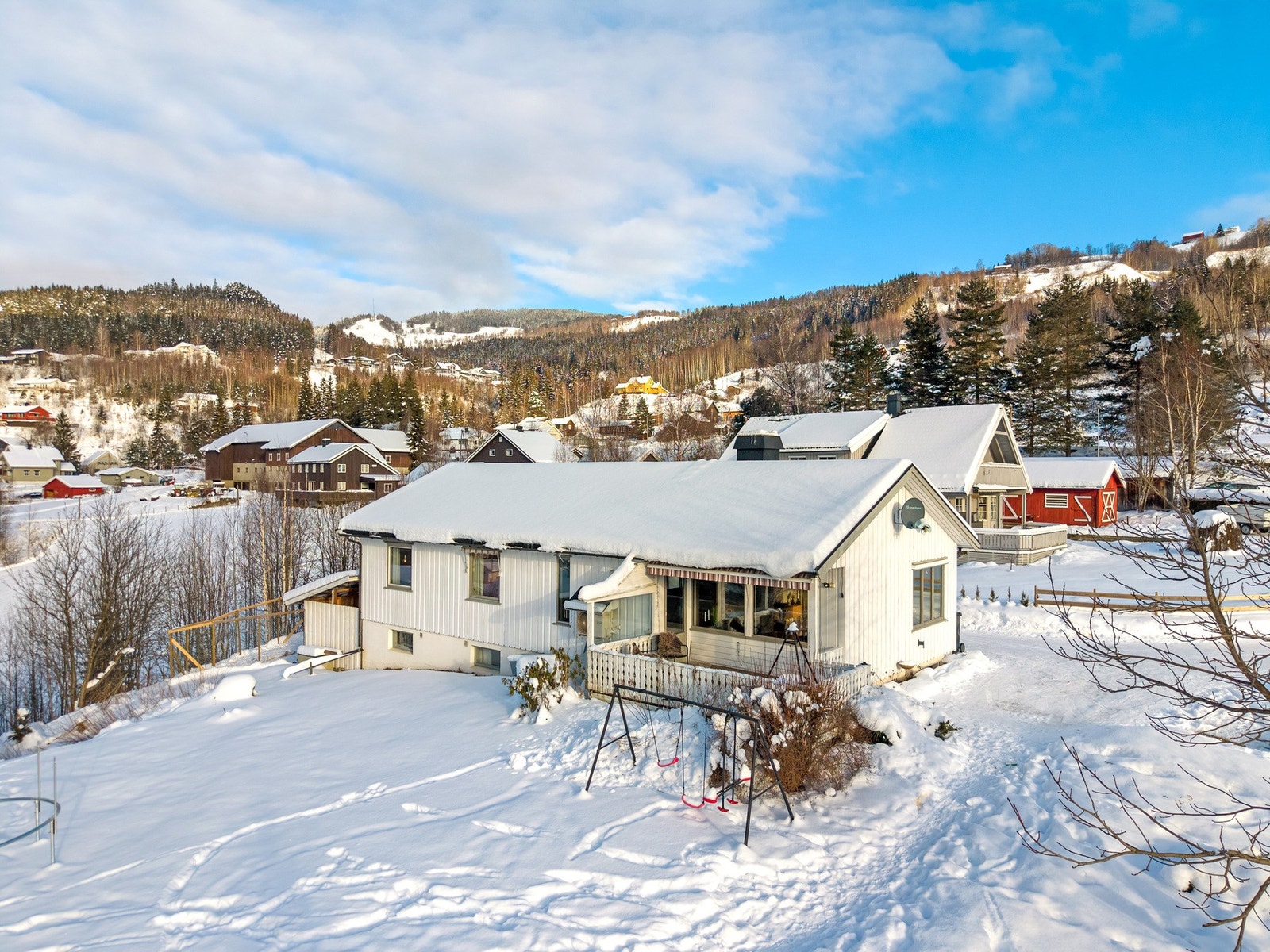 Eiendommen har en rolig og usjenert beliggenhet i et veletablert boligfelt like nedenfor Tretten kirke Galleribilde