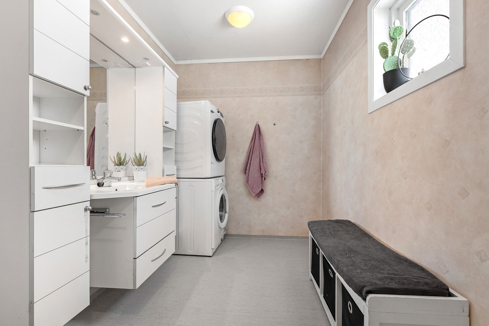 Innredningen består av en servantseksjon med skuffer. Over servanten er det speil med integrert belysning. I tillegg er det høyskap som bidrar til ytterligere oppbevaringsmuligheter. Galleribilde