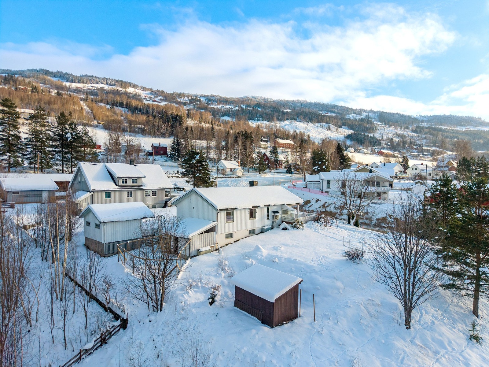 Romslig tomt med god boltreplass for både lek og hageprosjekter. Galleribilde