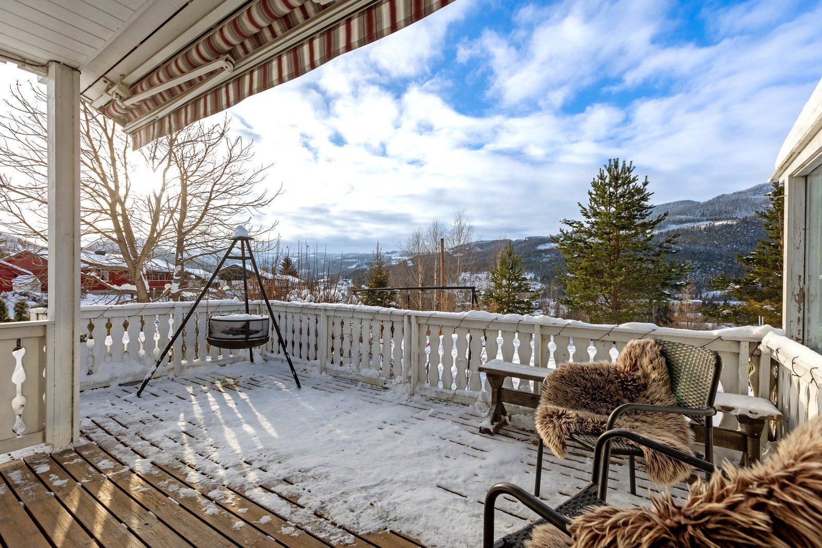 Fra stuen er det dør ut til en romslig veranda på ca. 19 m². Galleribilde