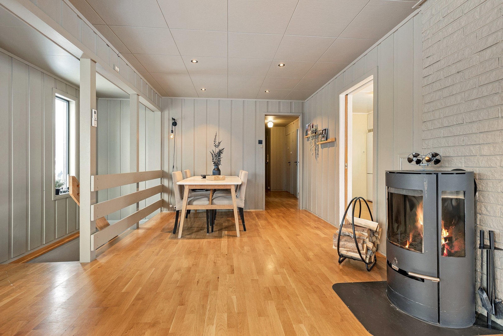 Den åpne forbindelsen mellom sonene skaper en luftig romfølelse og her er det god plass til langbord. Galleribilde