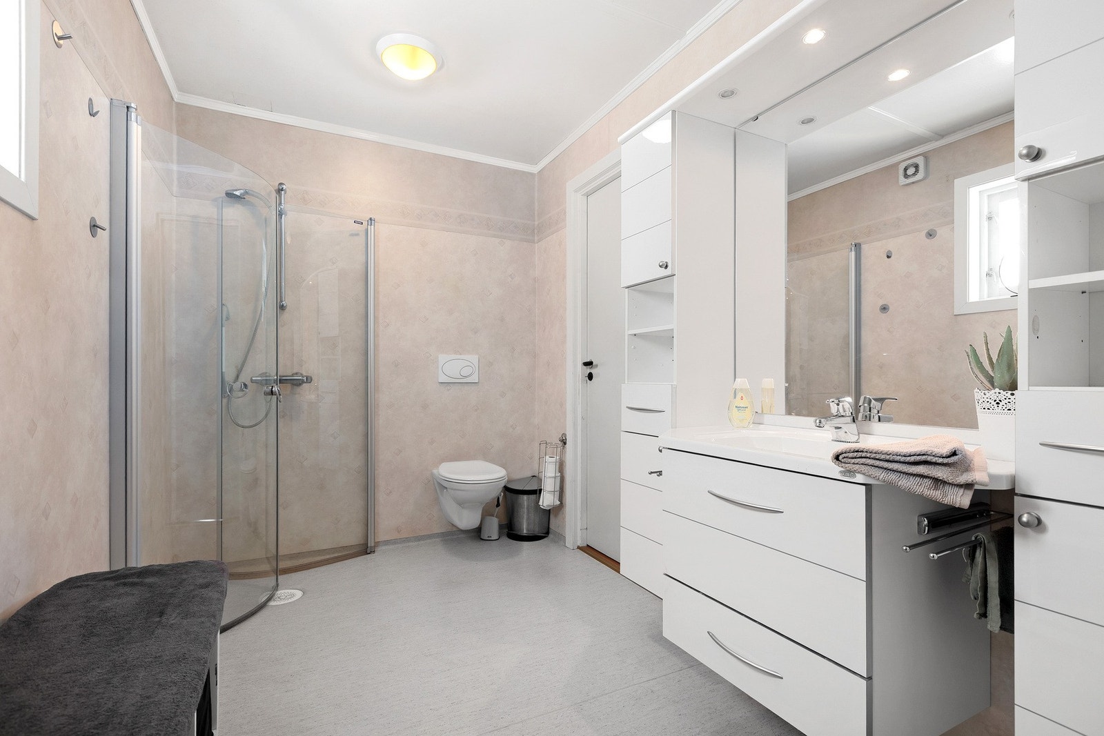 Badet ble pusset opp i 2006 og har en romslig og funksjonell utforming. Galleribilde