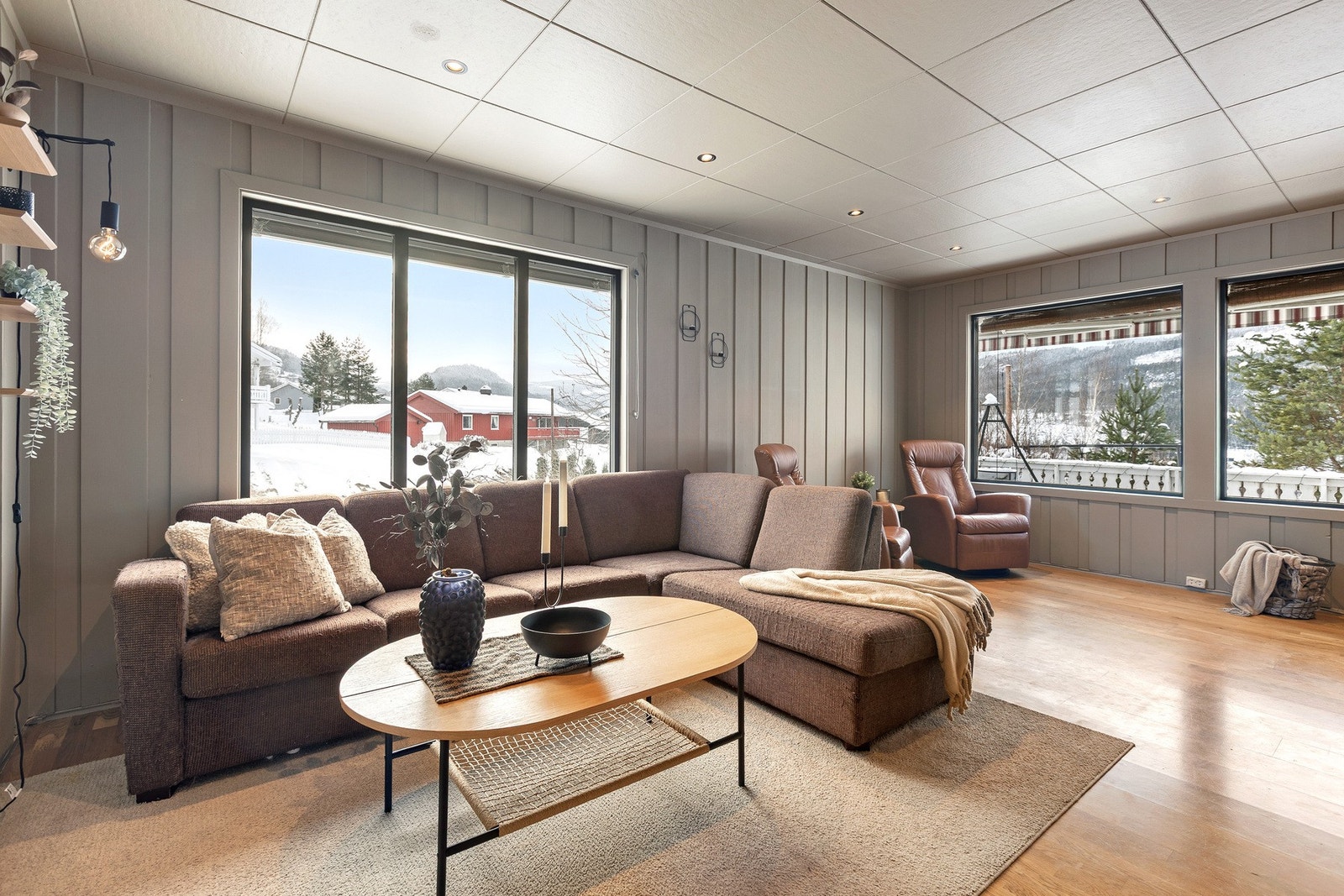 Stuen er et lyst og trivelig oppholdsrom med god plass til både sofagruppe og sitteavdeling. Galleribilde