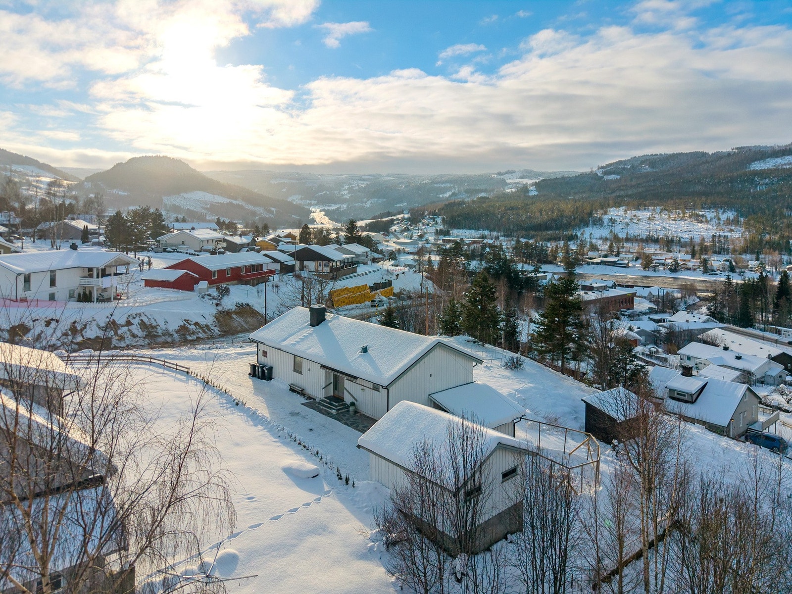 Boligen ligger i et trivelig og barnevennlig område med kort vei til det meste. Galleribilde