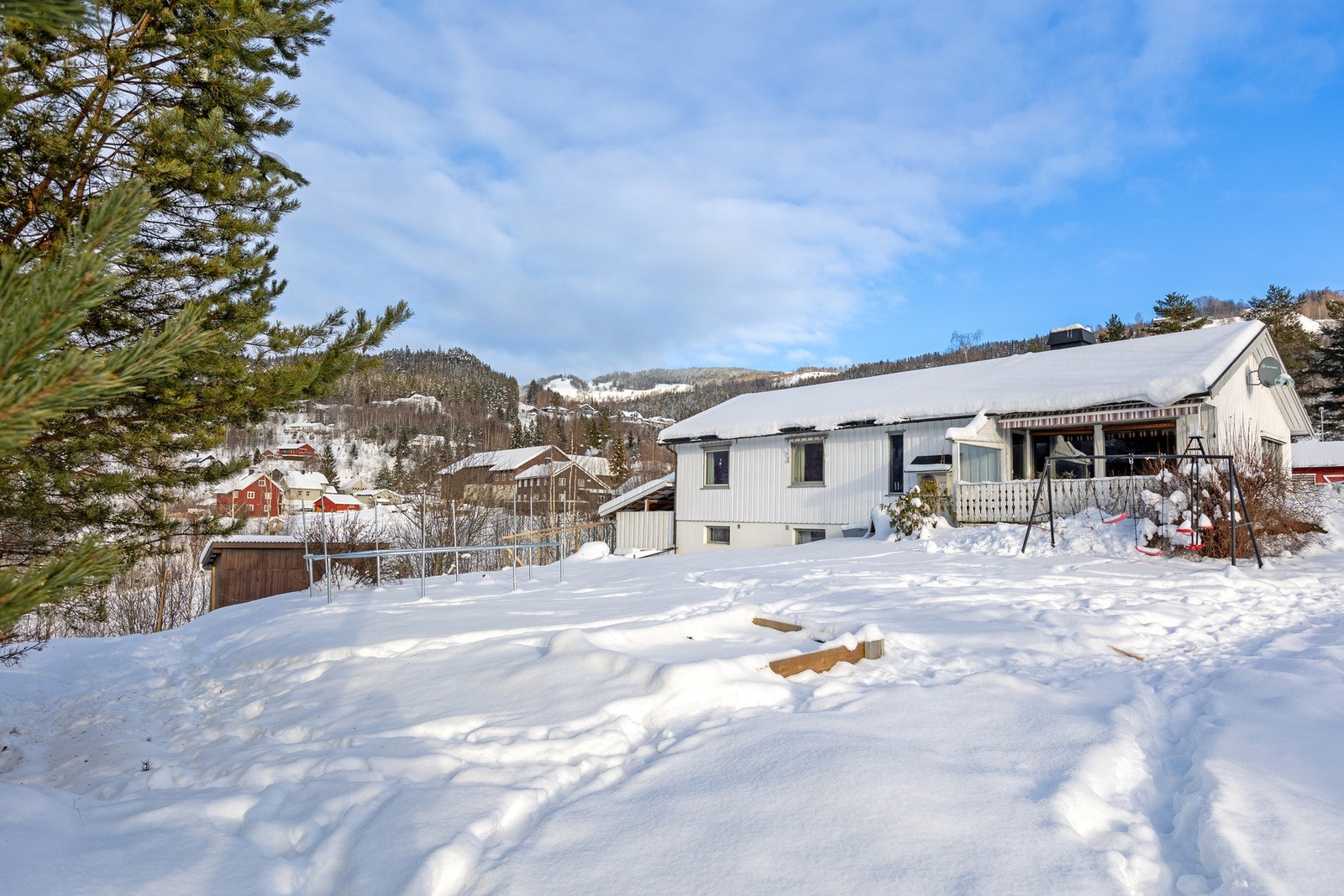 Lett skrånende tomt med fin utsikt og gode solforhold. Asfaltert adkomst og gårdsplass. Galleribilde