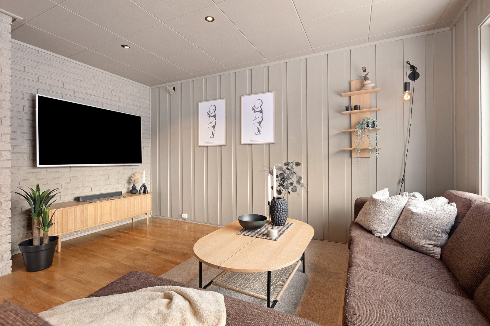 Dette er en lun og hjemmekoselig stue med behagelige fargetoner og gode møbleringsmuligheter. Galleribilde