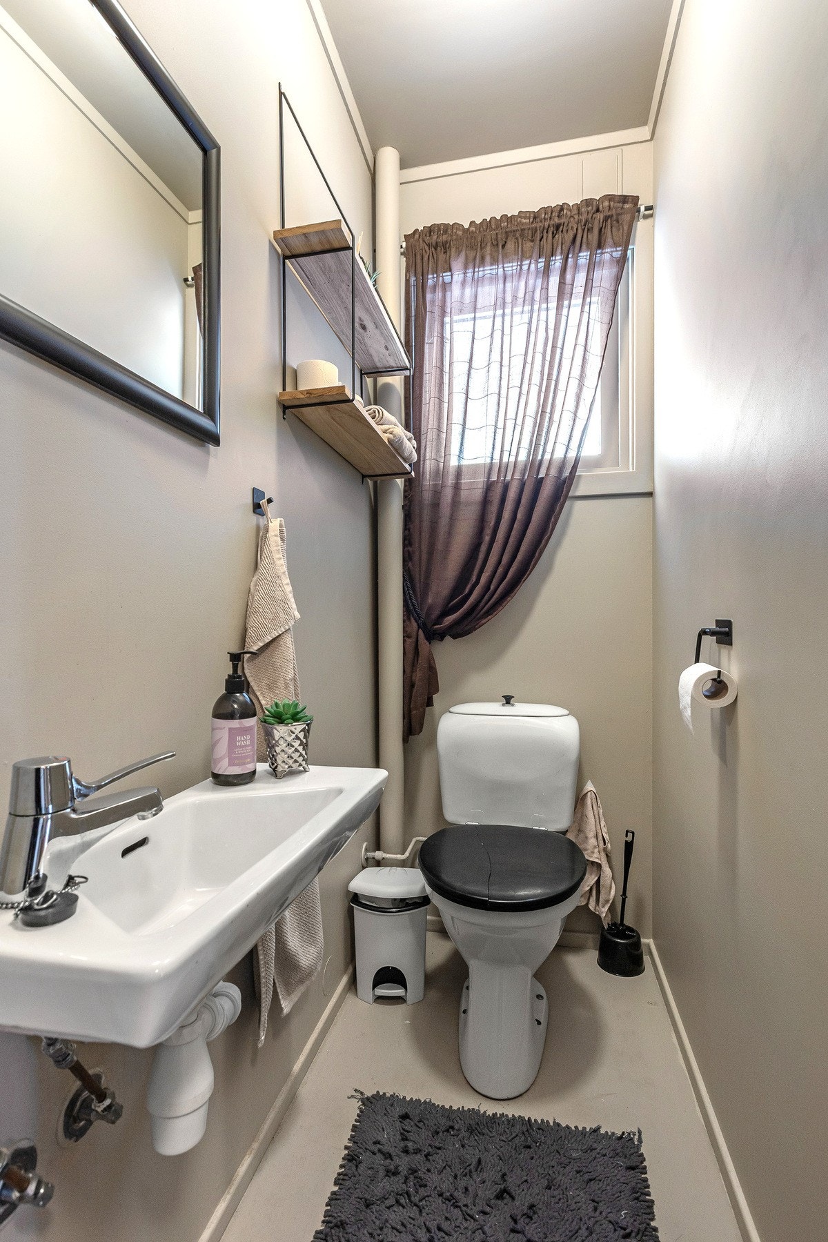 Ved siden av badet finner man et praktisk toalettrom med belegg på gulv og malte, glatte plater på vegger og i himling. Galleribilde