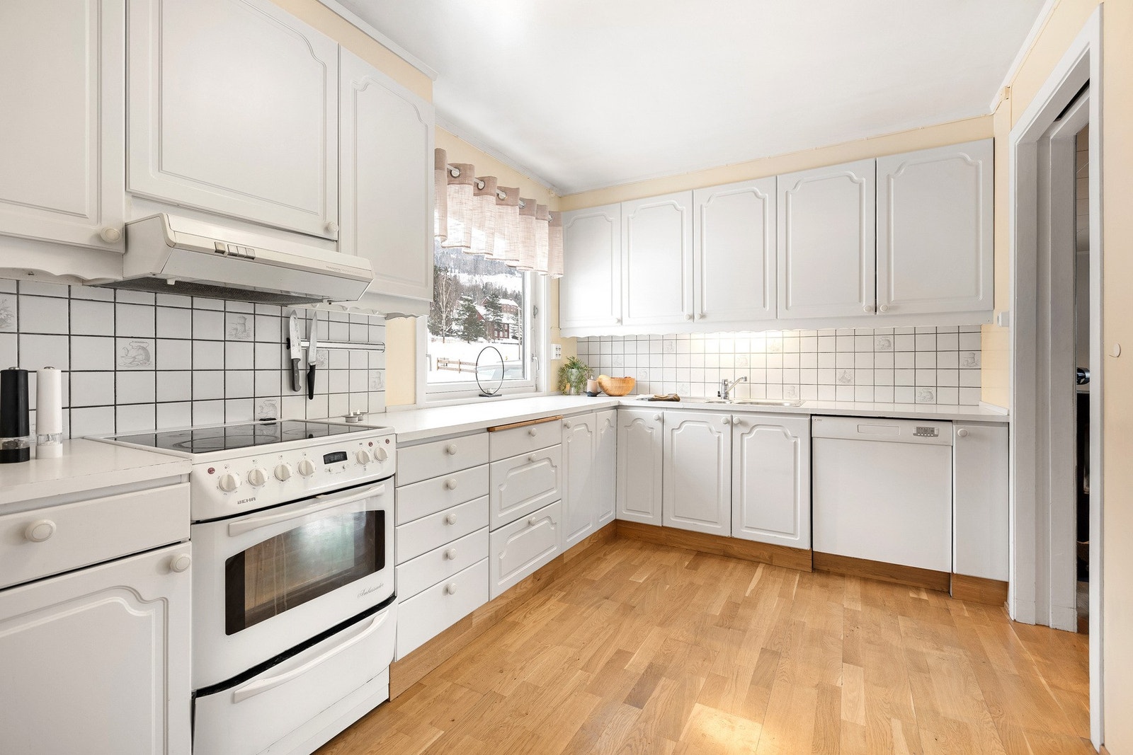 Benkeplaten er i laminat med nedfelt stålvask og ettgreps armatur, og det er flislagt mellom over- og underskap. Galleribilde