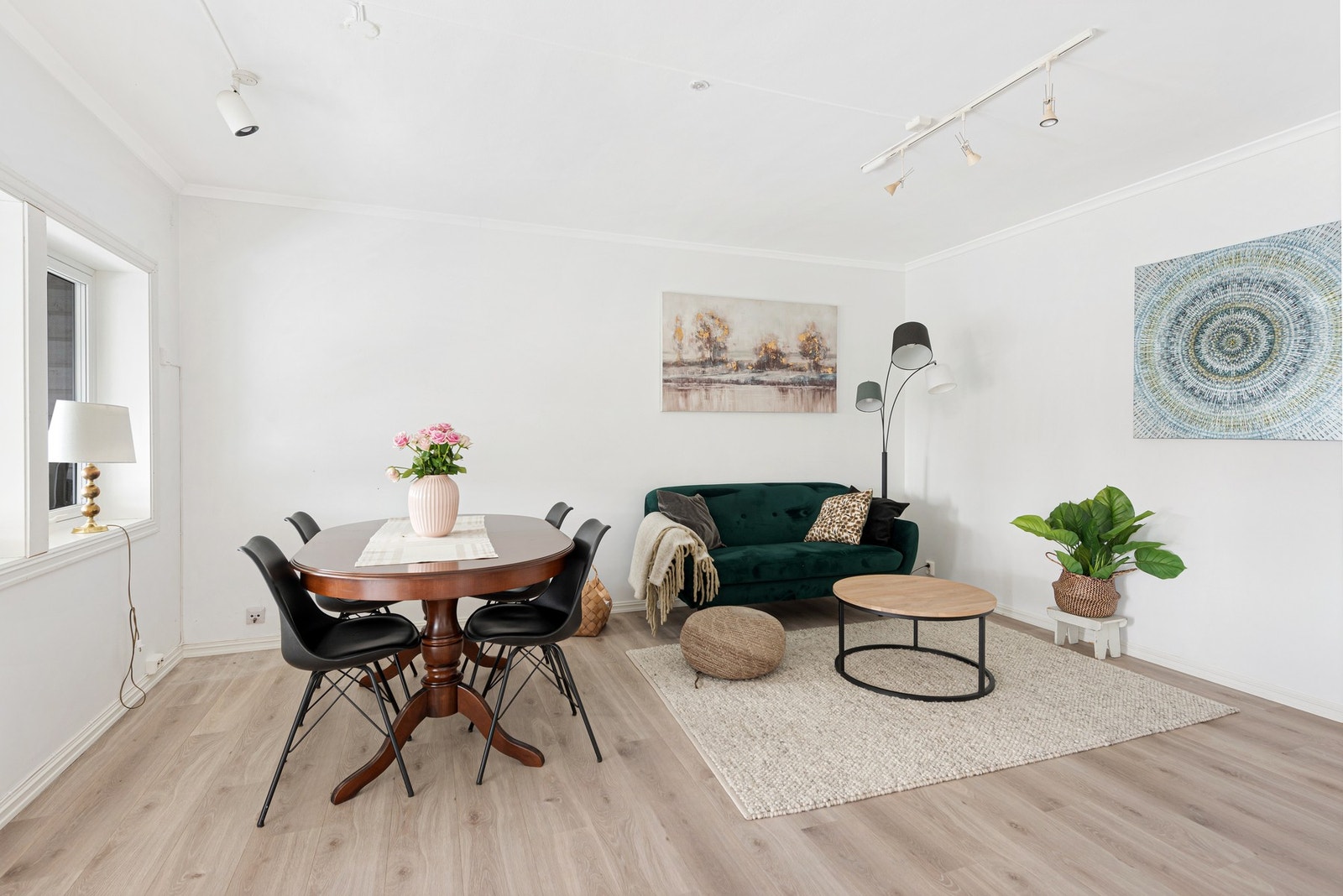 Her har du plass til både spisebord og sofagruppe Galleribilde