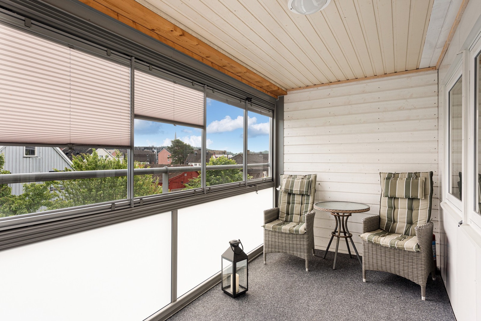 Balkongen ble innglasset i 2015 og gir deg et lunt og tilbaketrukket sted å nyte uansett vær og årstid Galleribilde