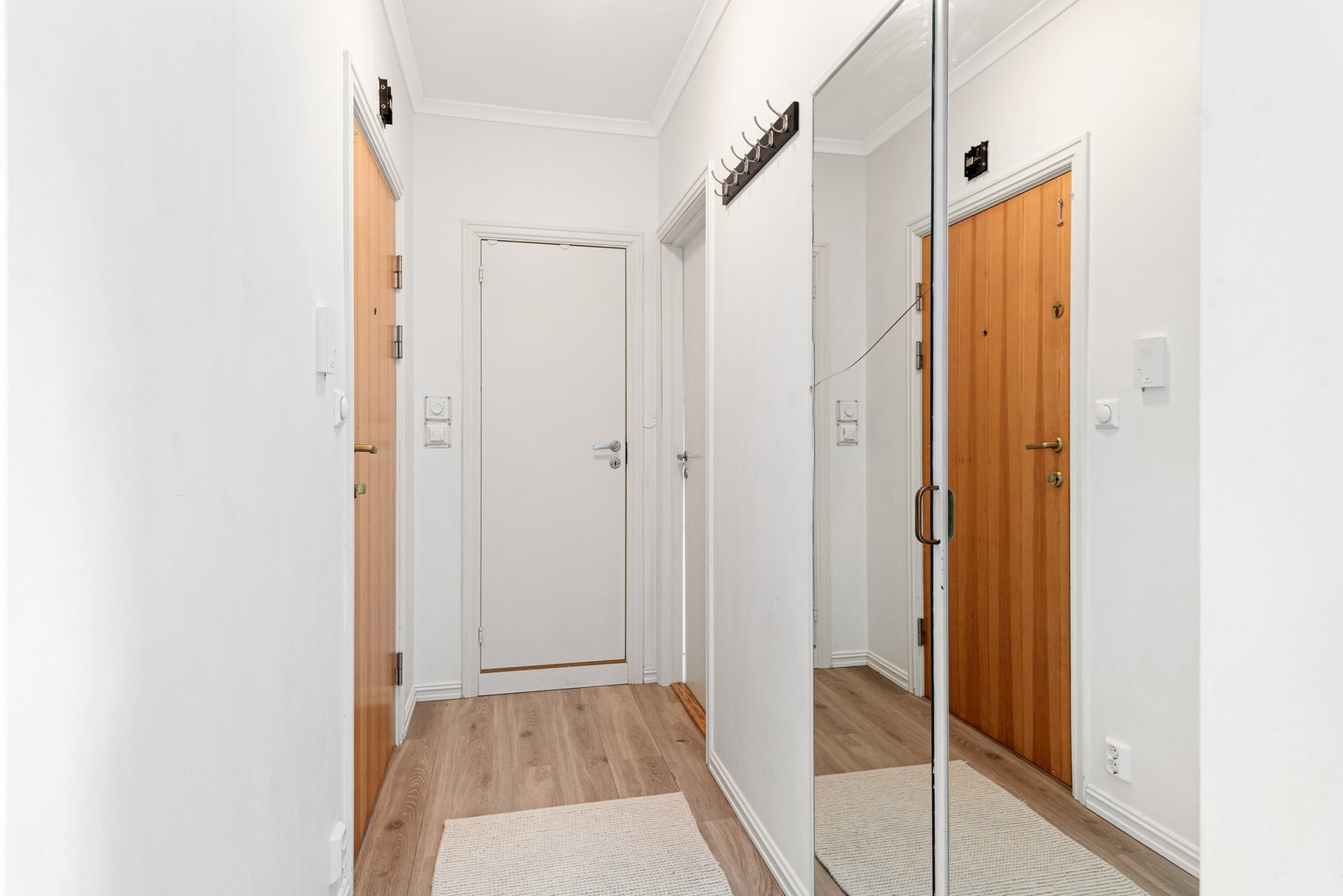 Fra entreen har du adkomst til soverom og bad, samt plass til ryddig oppbevaring av ytterklær i garderobeskap Galleribilde