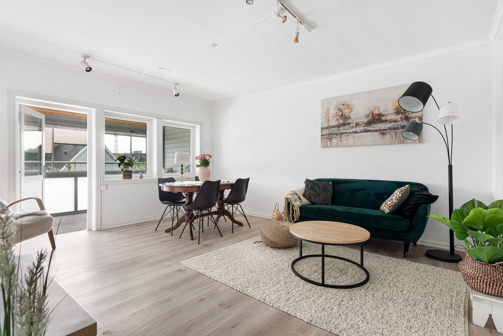 Store vindusflater ut mot innglasset balkong gir godt lysinnslipp Galleribilde