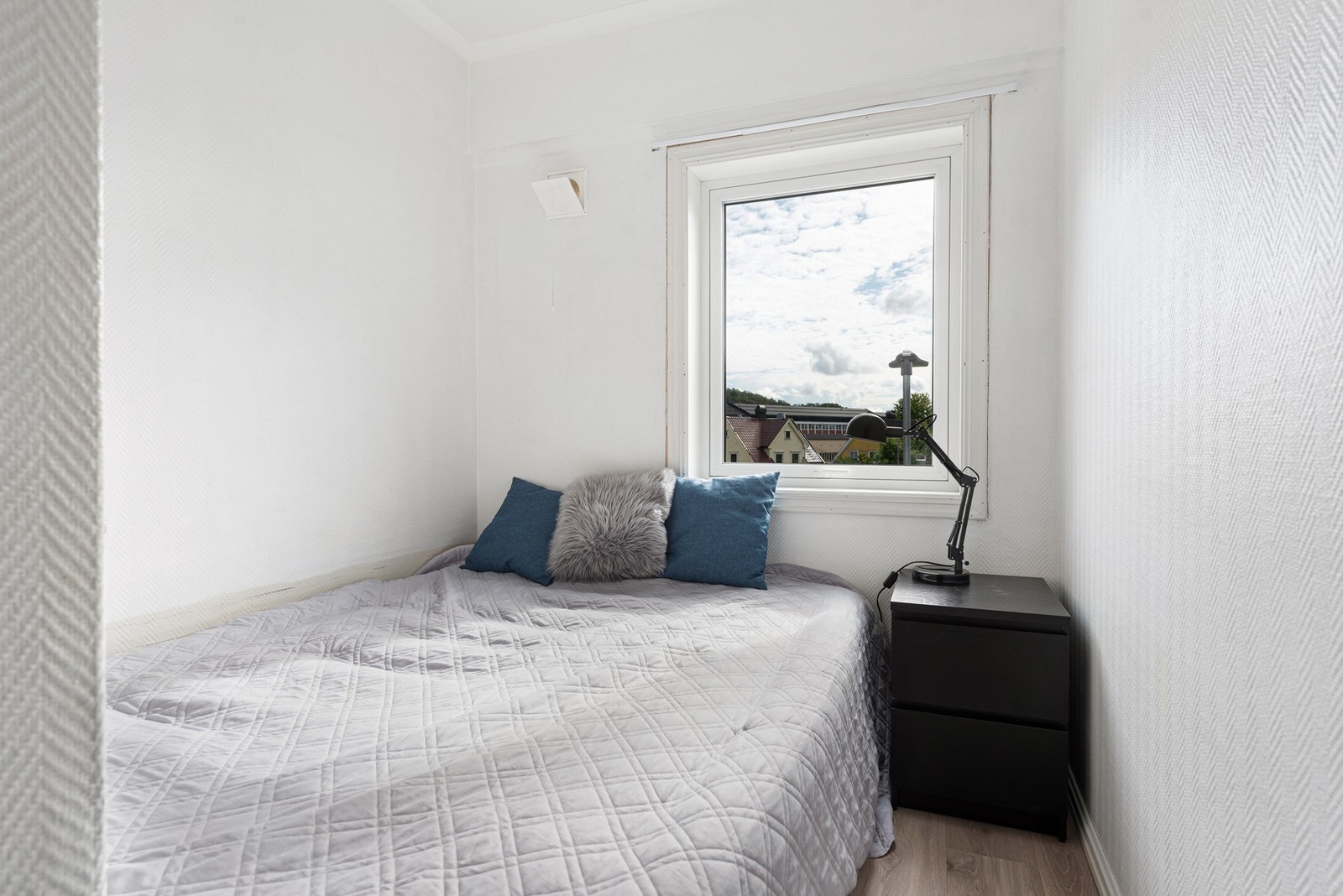 Soverommet har god plass til det viktigste, med rom for en komfortabel seng og nattbord. Galleribilde