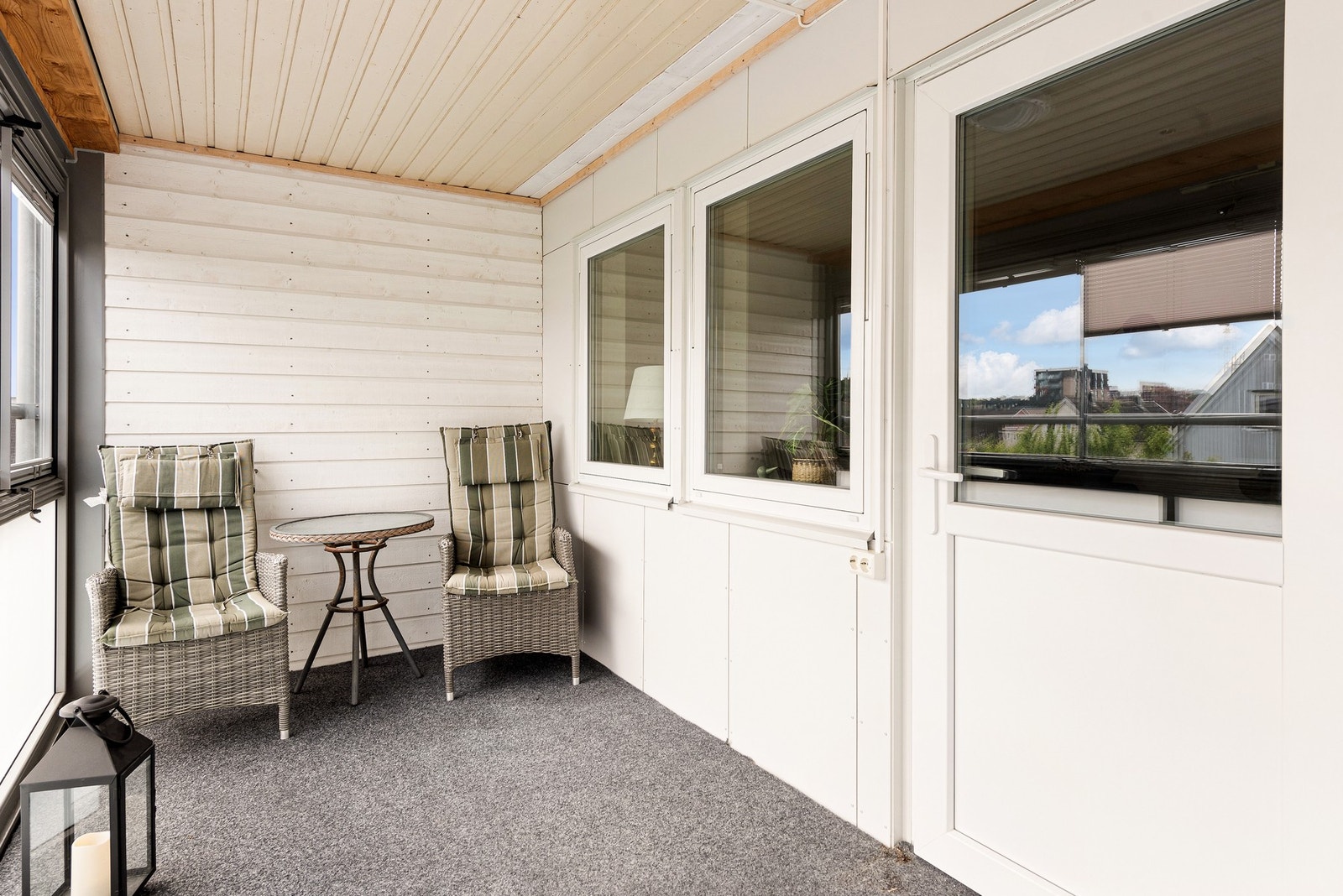 Balkongen er som en forlengelse av stuen og gir rom for avslapning og gode stunder Galleribilde