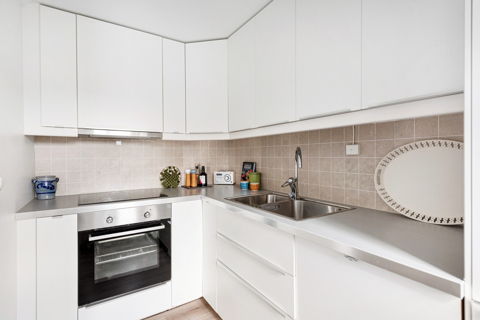 Kjøkkenet er fra ca 2016 og byr på god skapplass og integrerte hvitevarer Galleribilde