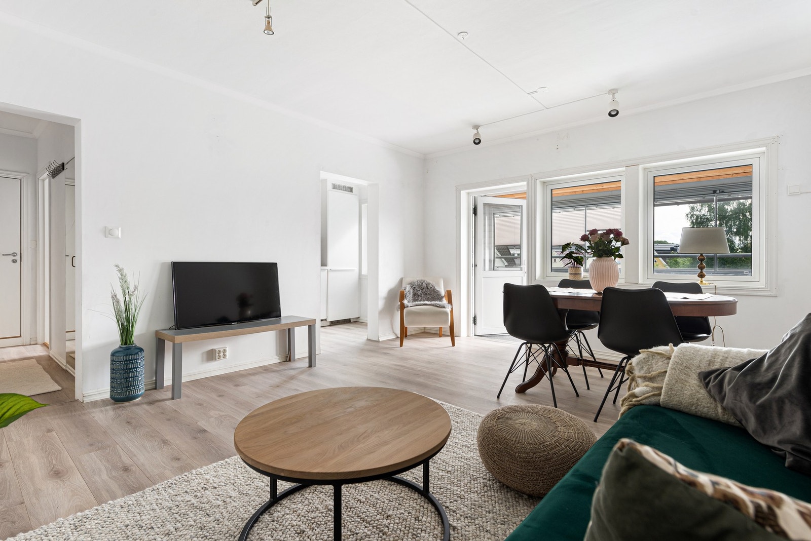 Innvendig har du tidløs og nøytral laminat på gulvet, og lyse vegger Galleribilde