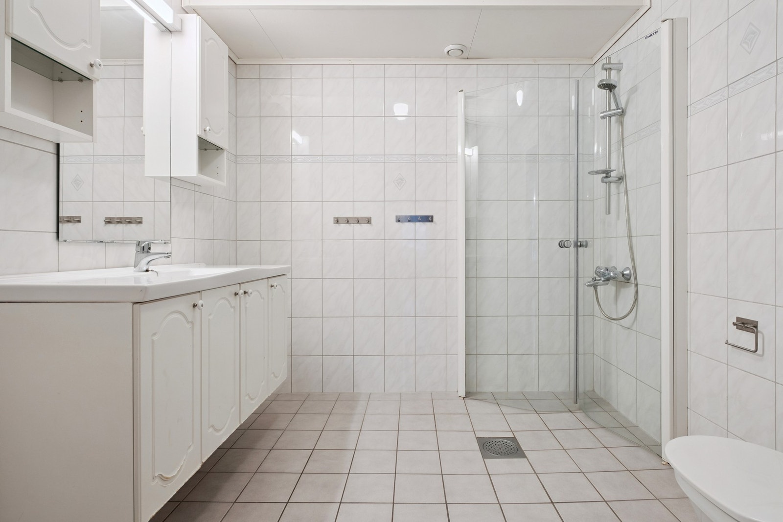 Flislagt bad med varmekabler i gulv. Galleribilde