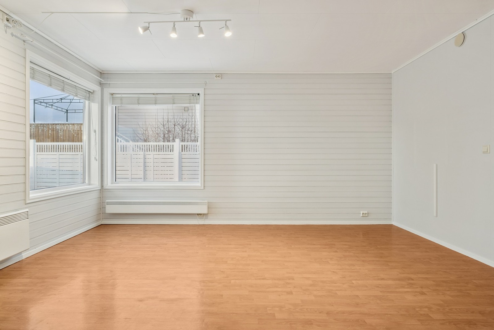 Stuen har store vindusflater som slipper inn godt med naturlig lysinnslipp. Galleribilde