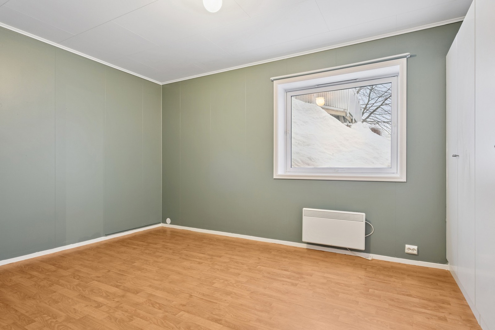 Soverom 2 med plass til dobbeltseng og garderobeløsning. Galleribilde