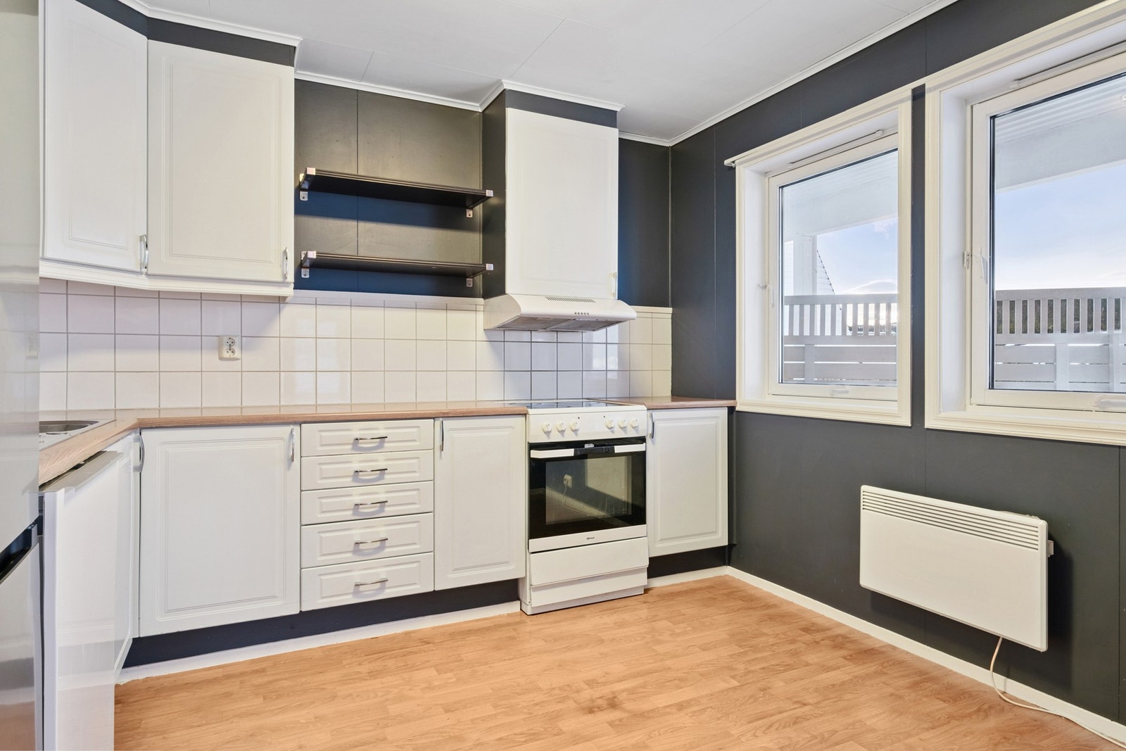 Lyst kjøkken med mye benkeplass. Hvitevarer på kjøkken medfølger i handelen. Galleribilde