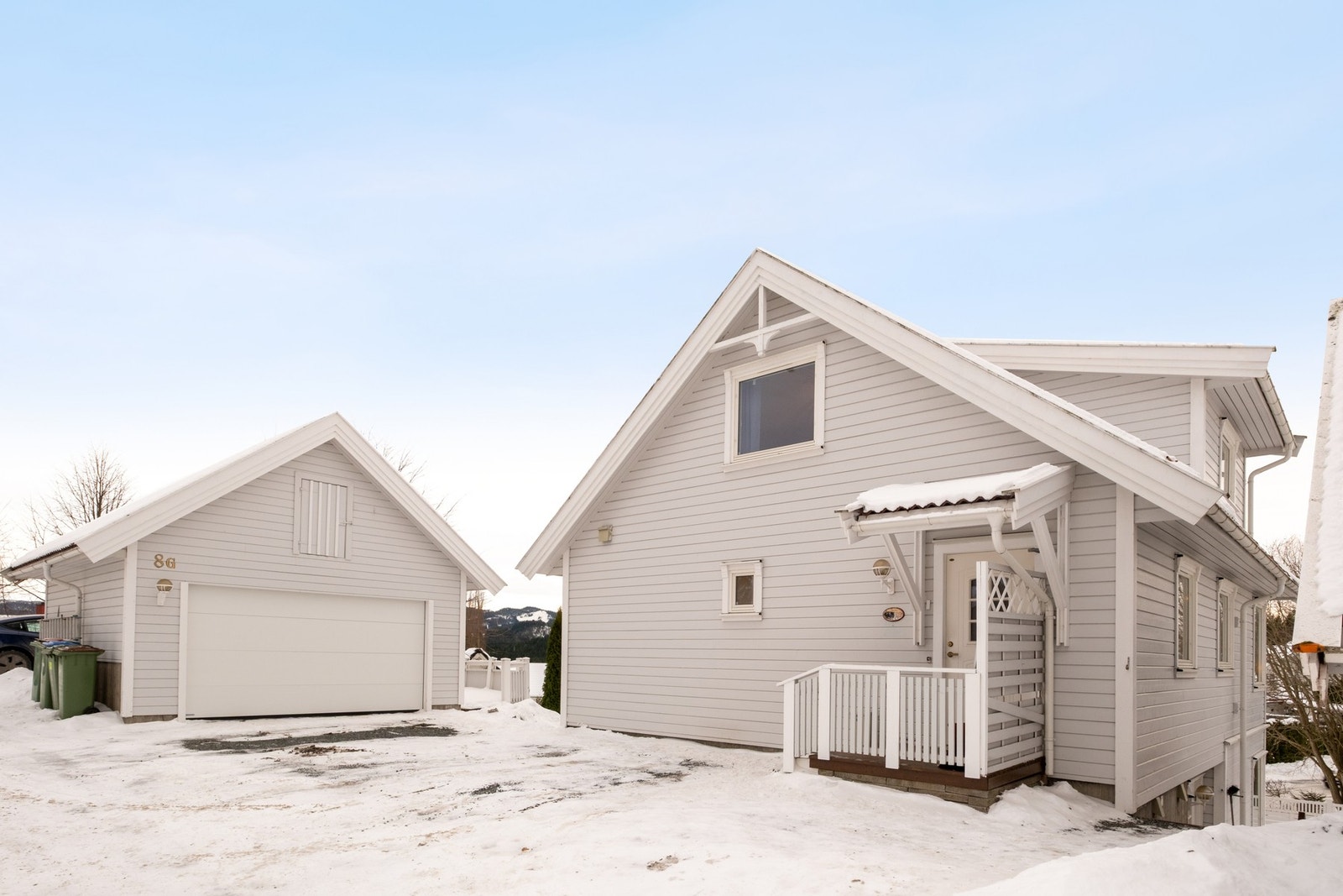 Leiligheten eier halve garasjen da garasjen er seksjonert. Galleribilde