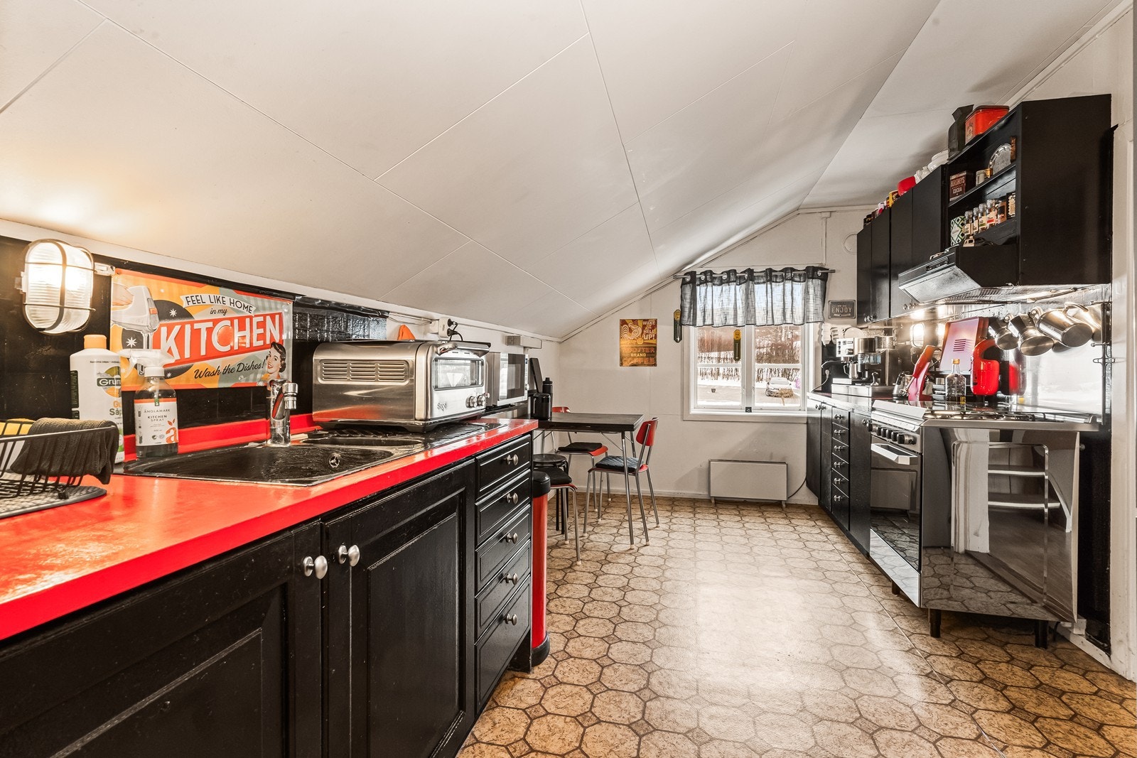 Kjøkkenet har innredning med glatte fronter og profilerte lakkerte furufronter. Det er benkeplater av laminat. Galleribilde