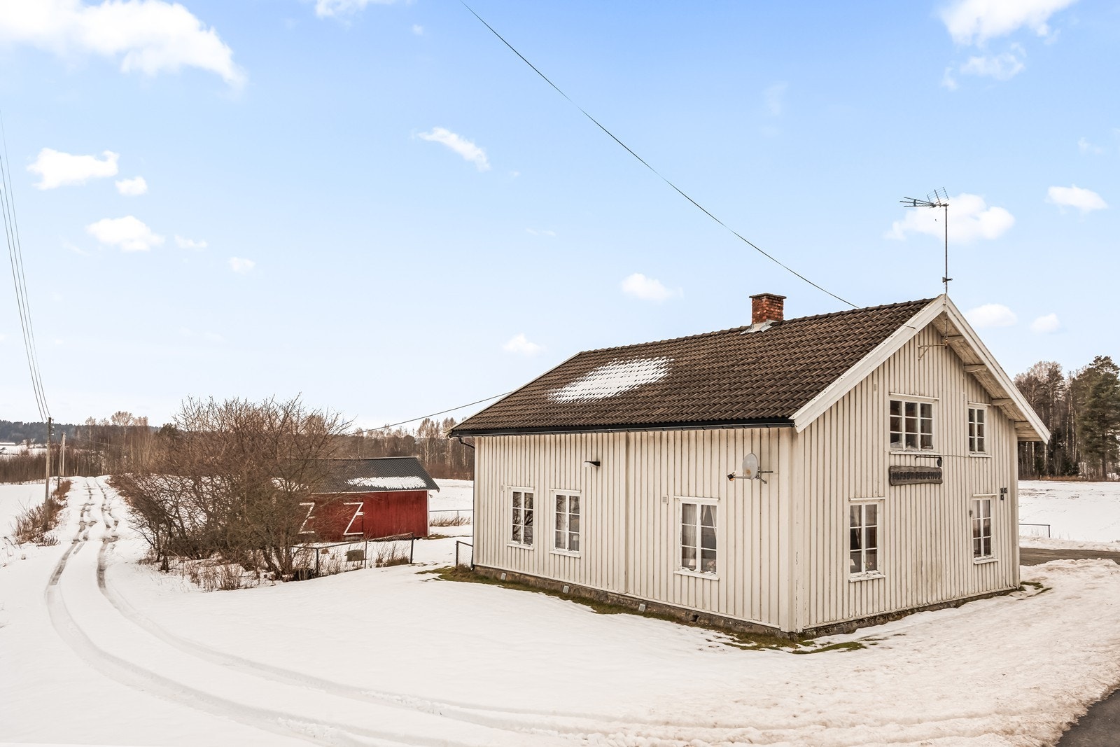 Dette er et tidligere menighetshus med en leilighet i 2. etasje. Galleribilde