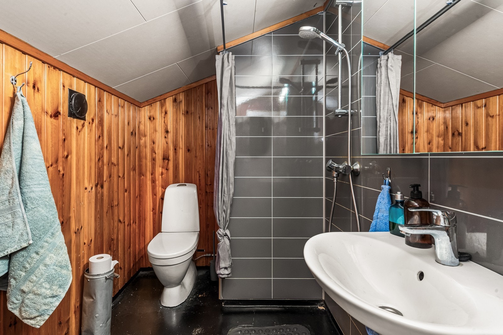 Bad i 2. etasje med toalett, dusj og servant med overhengende speilskap. Galleribilde