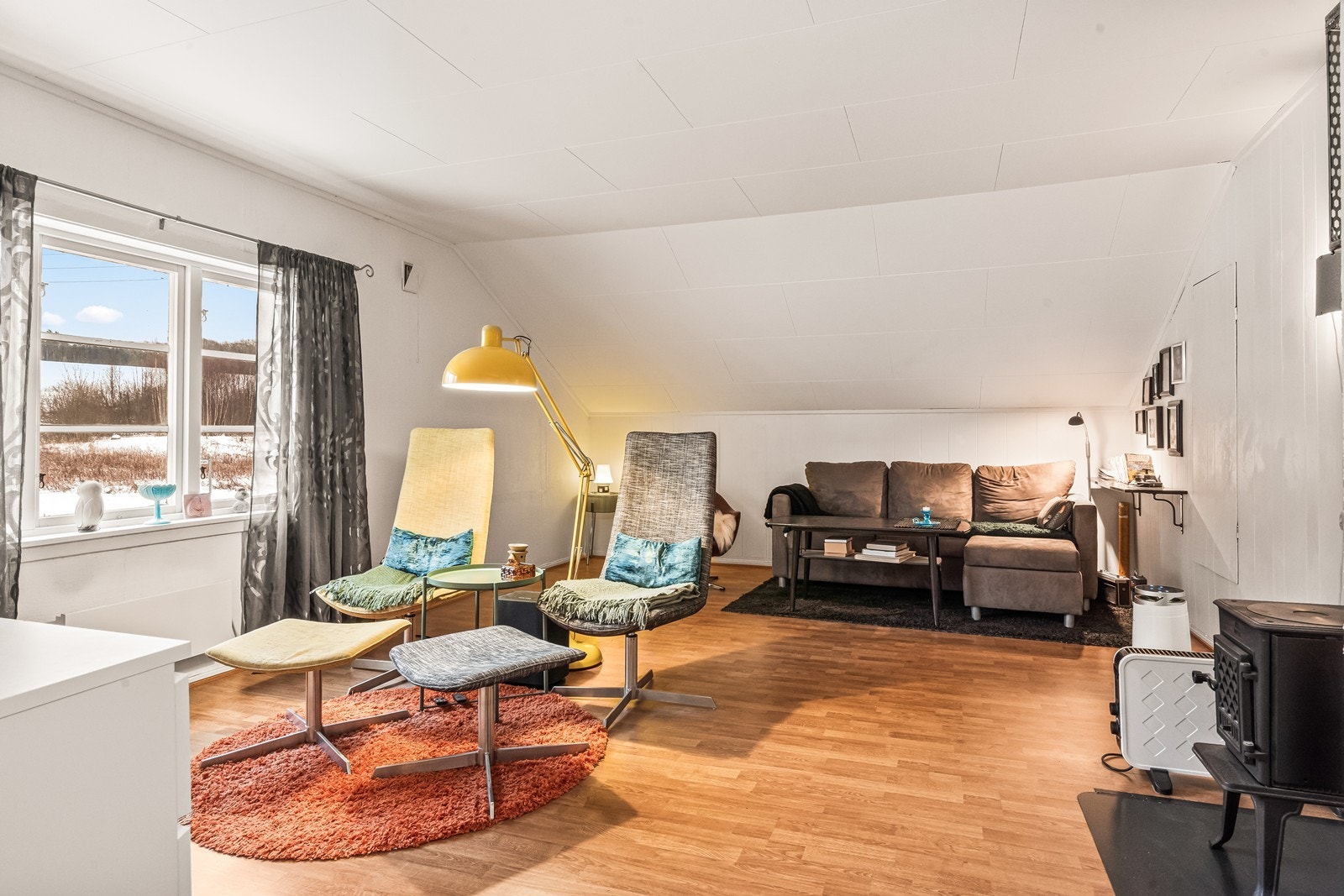 Leiligheten i 2. etasje har stue med vedovn. Galleribilde