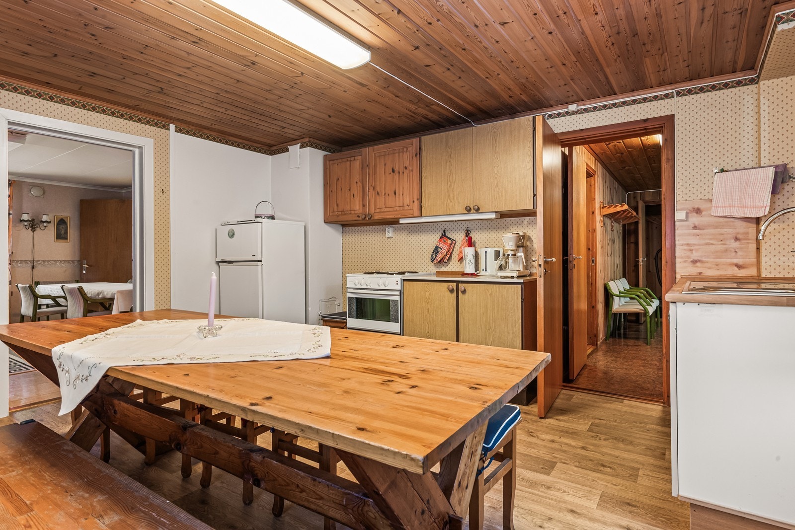 Det er et romslig kjøkken med god plass til spisegruppe. Galleribilde