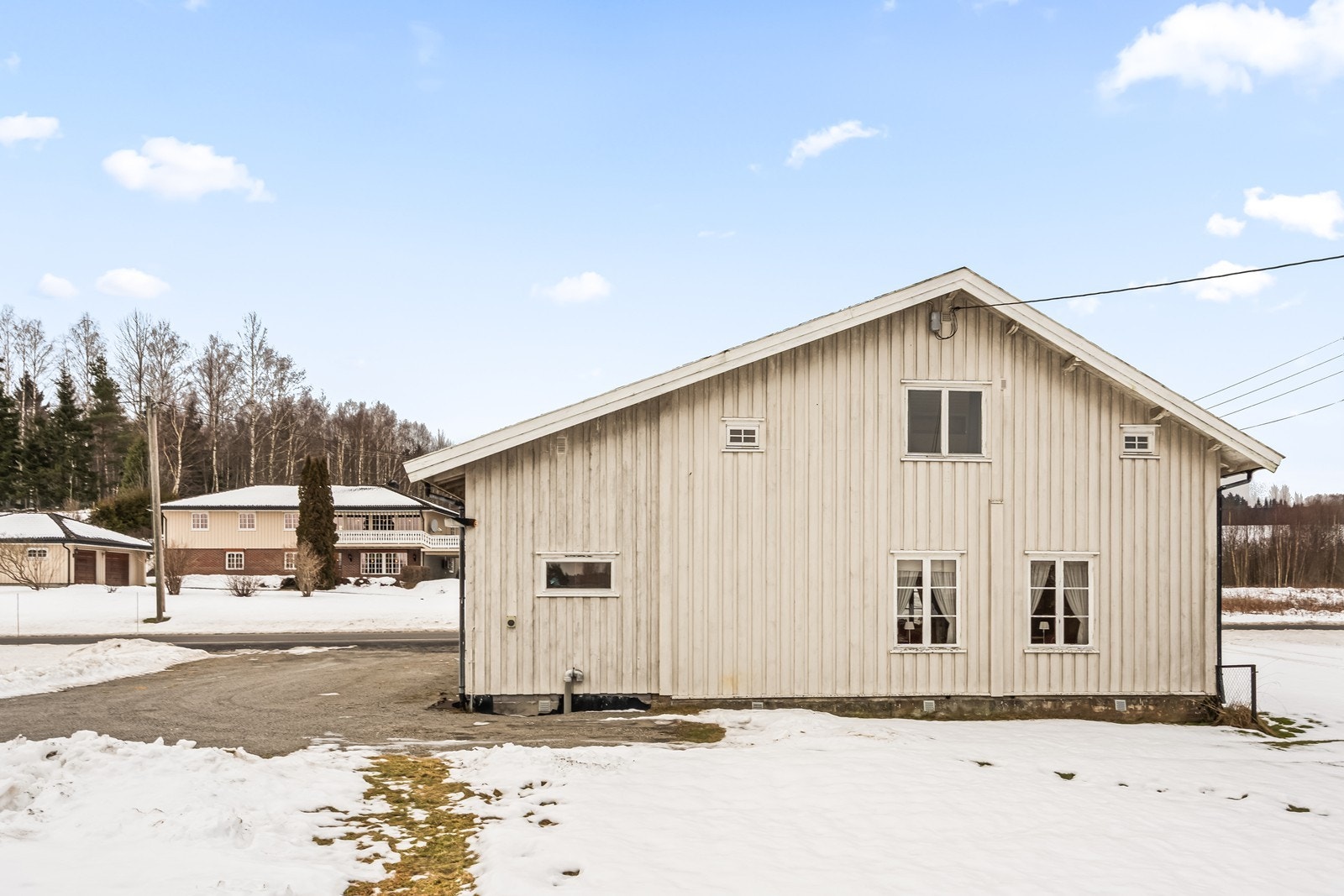 Gode parkeringsforhold på eiendommen. Galleribilde