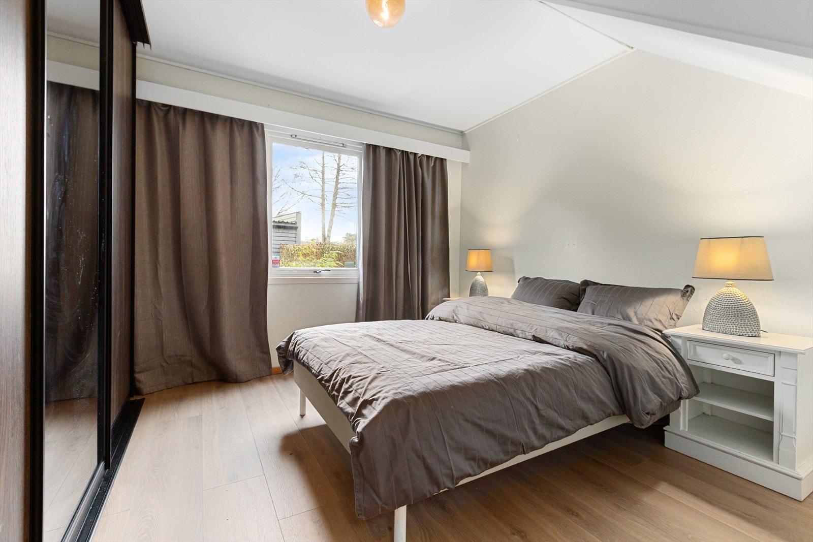 Hovedsoverom med utgang til hagen. Galleribilde