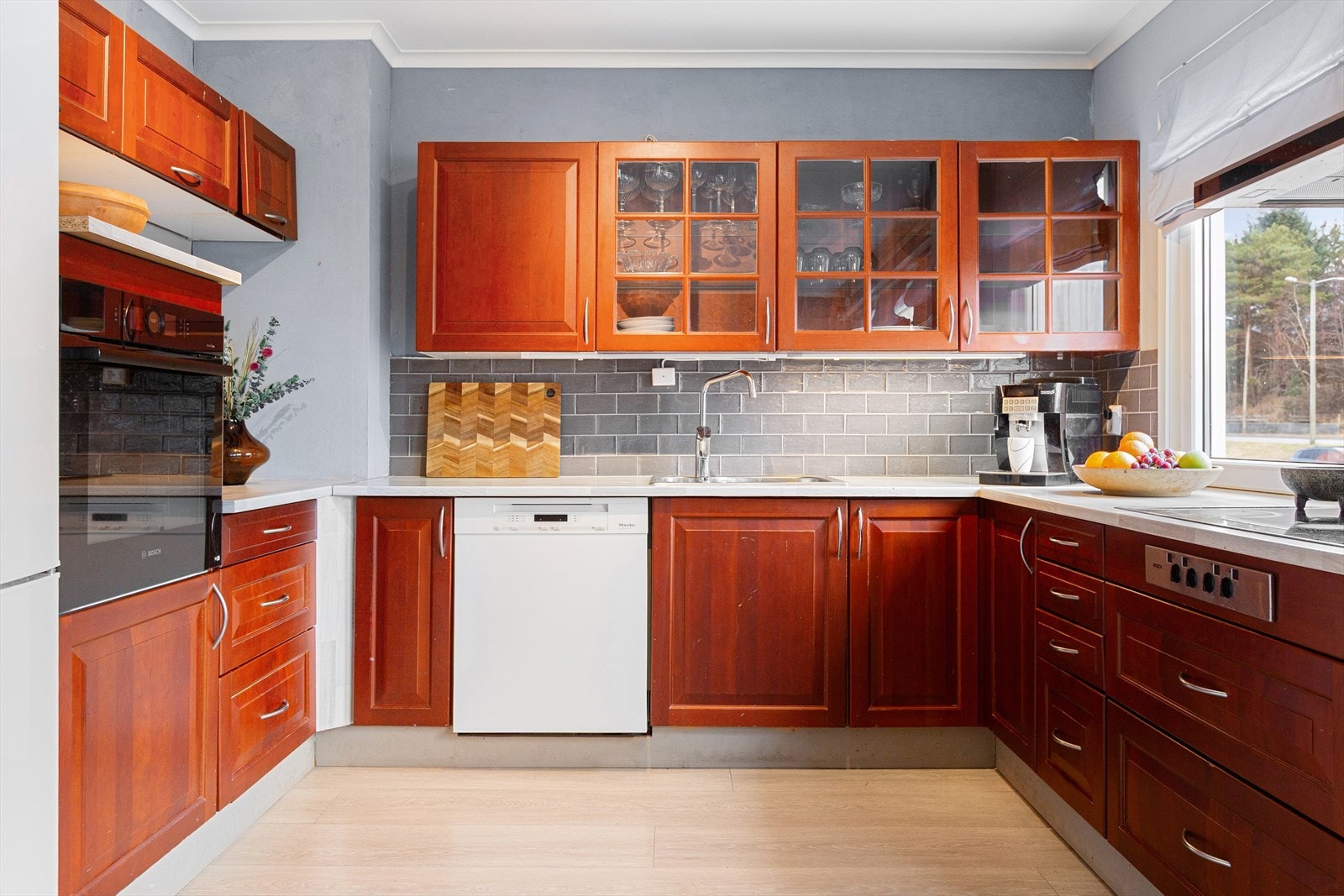 Stort kjøkken med godt med skap- og benkeplass! Galleribilde