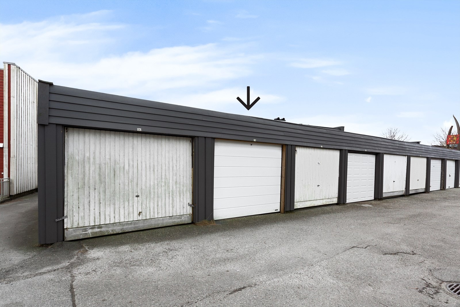 Garasje i rekke like over boligen! Galleribilde