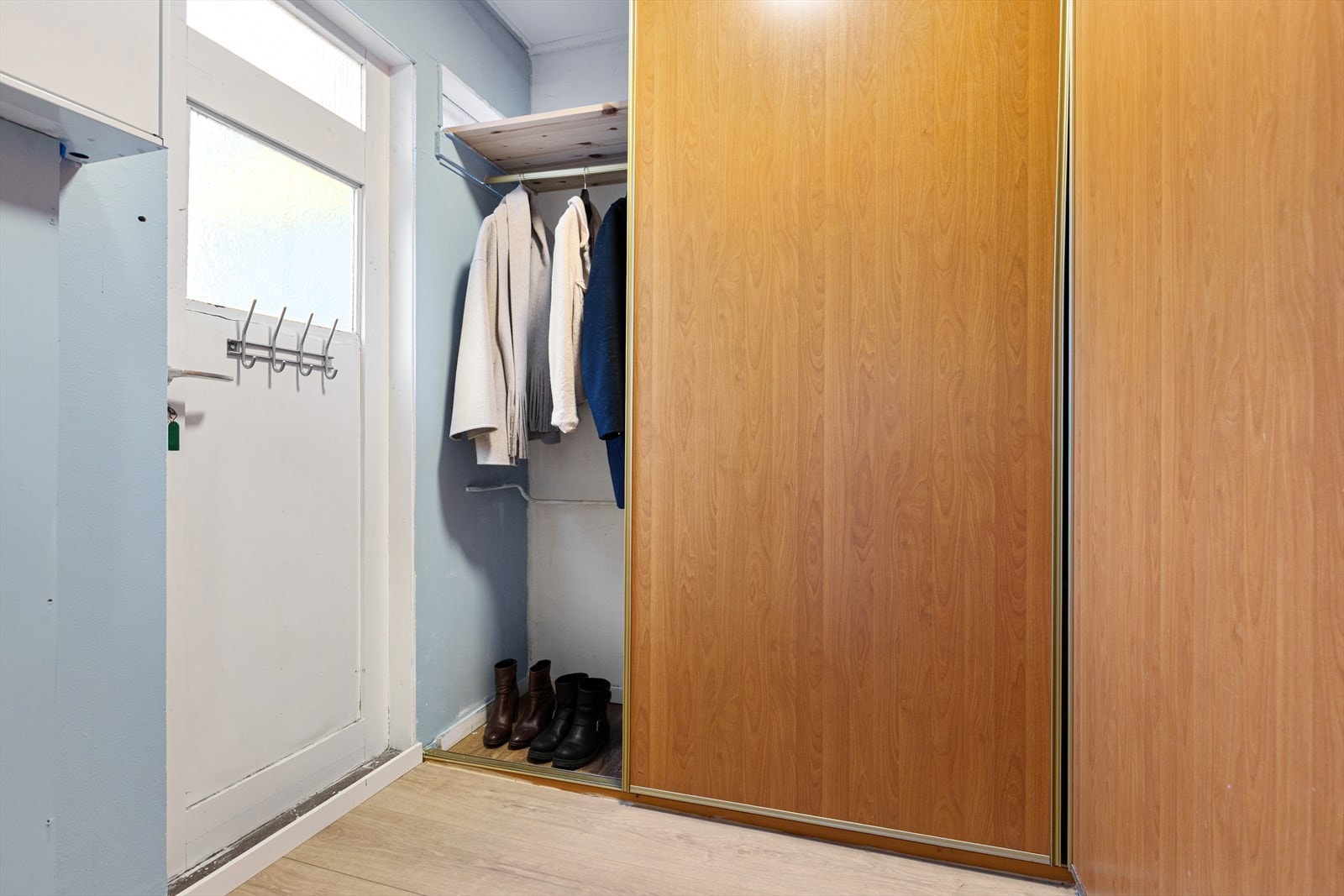 Gode muligheter til å henge fra seg yttertøy! Galleribilde