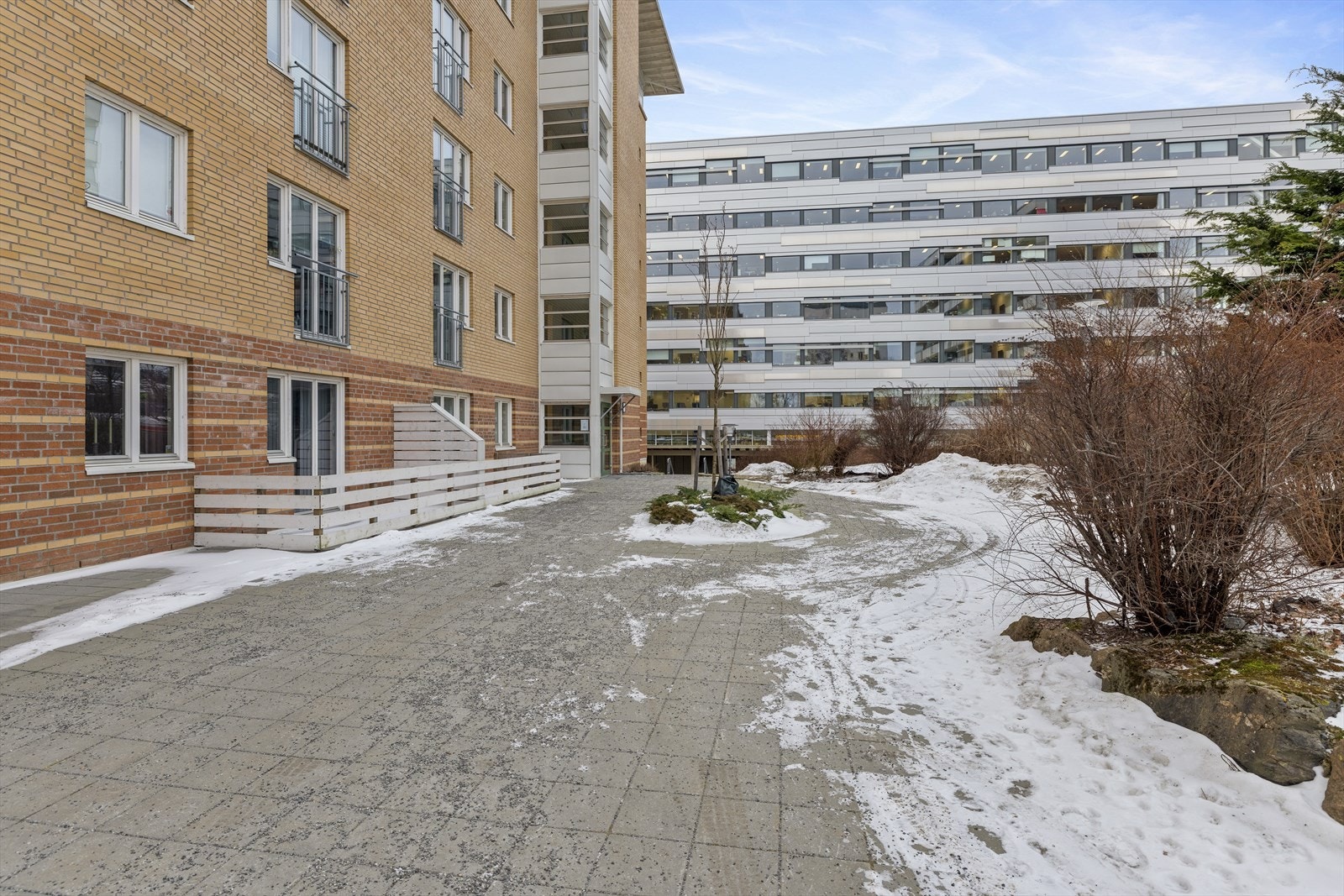 Gården ble bygget i 1996 og har pent opparbeidede fellesarealer. Galleribilde