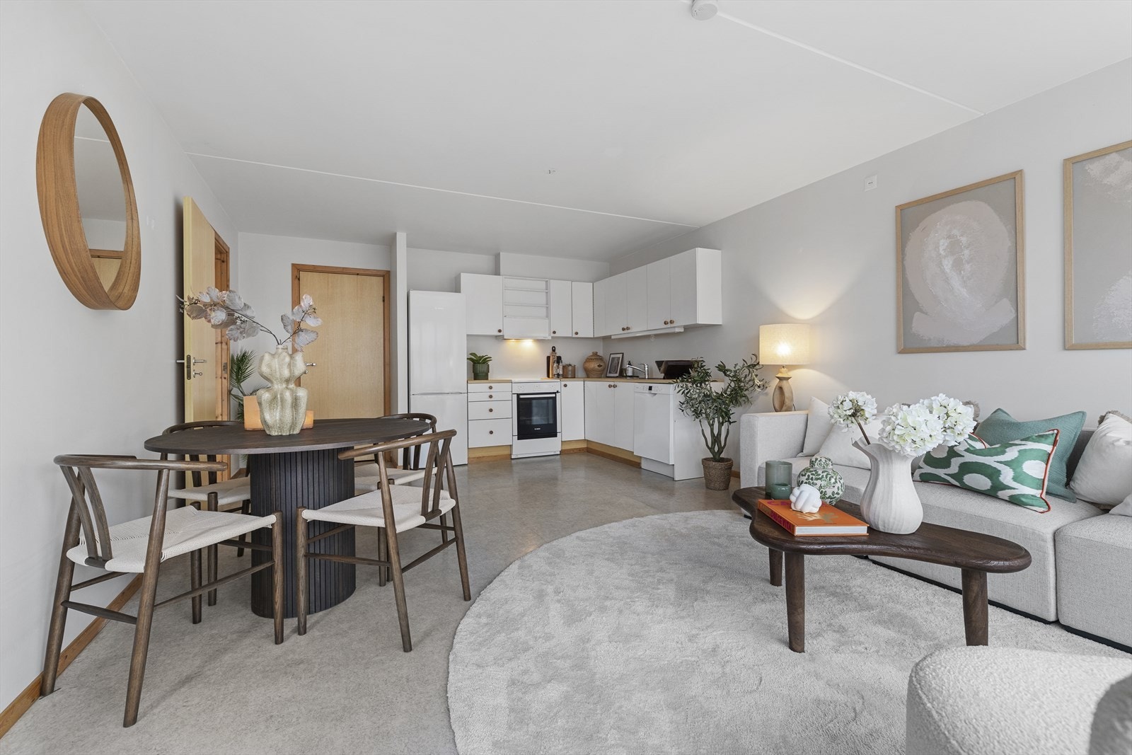 Det er en åpen stue-og kjøkkenløsning og det er god plass til spisebord i tilknytning til kjøkkenet. Galleribilde