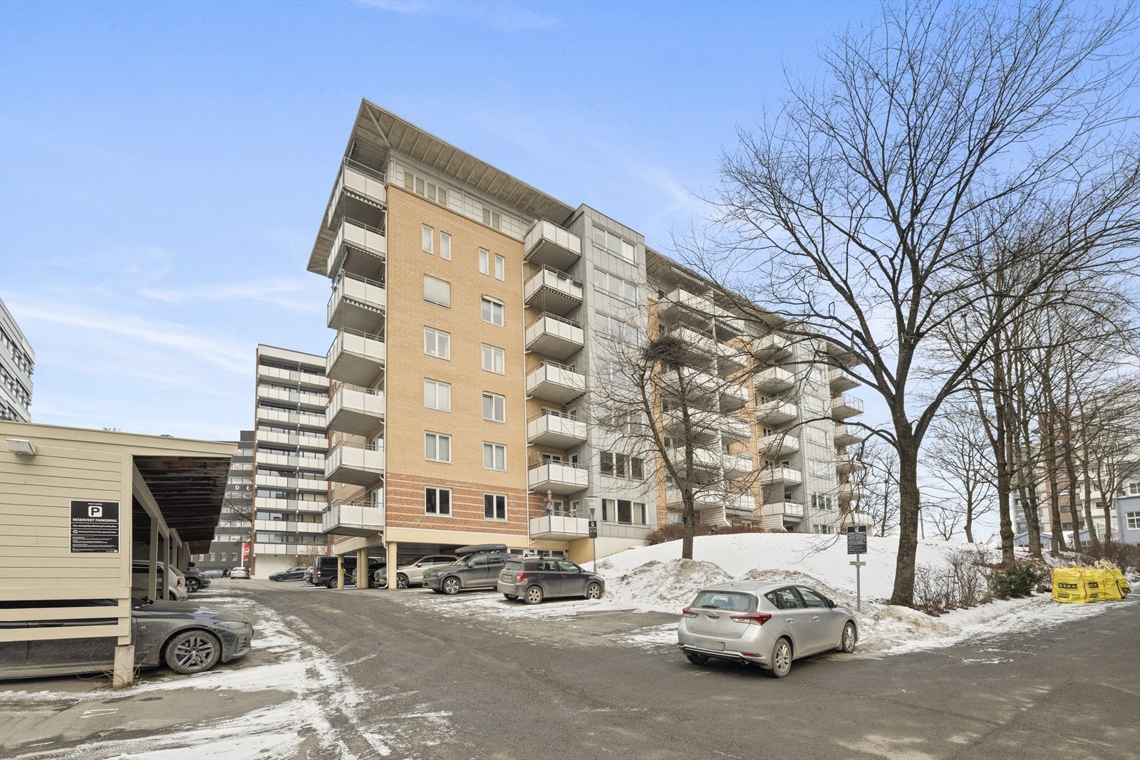 Det medfølger en biloppstillingsplass på sameiets tomt. Galleribilde