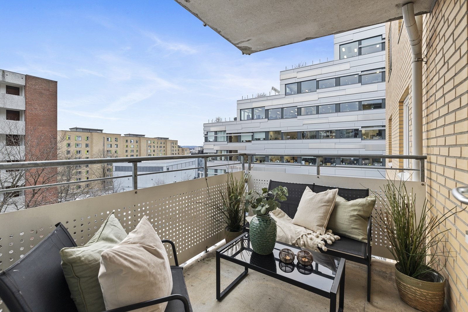 Det er gode solforhold på balkongen sommerstid. Galleribilde