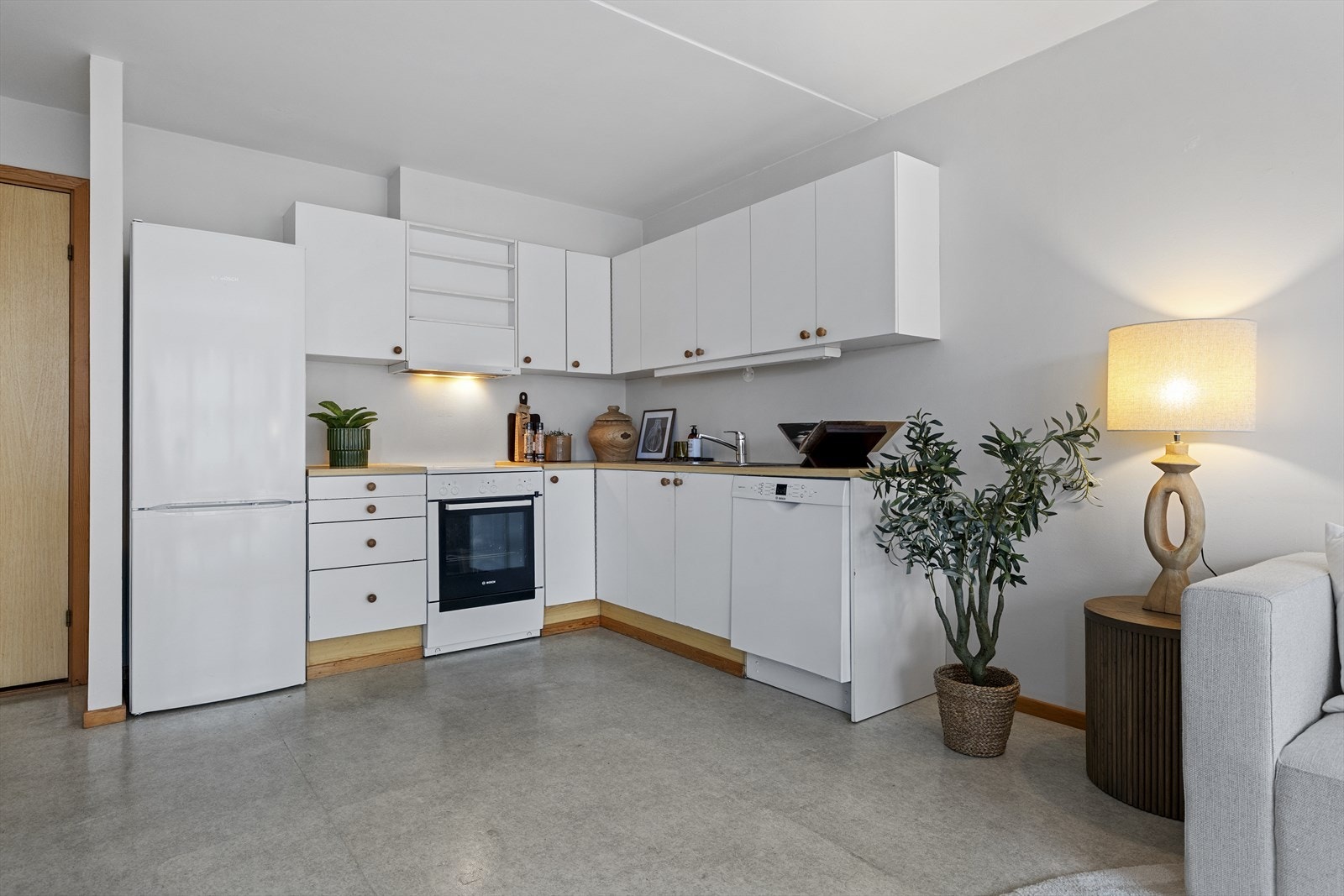 Kjøkkeninnredning med hvite glatte fronter. Hvitevarer medfølger. Galleribilde