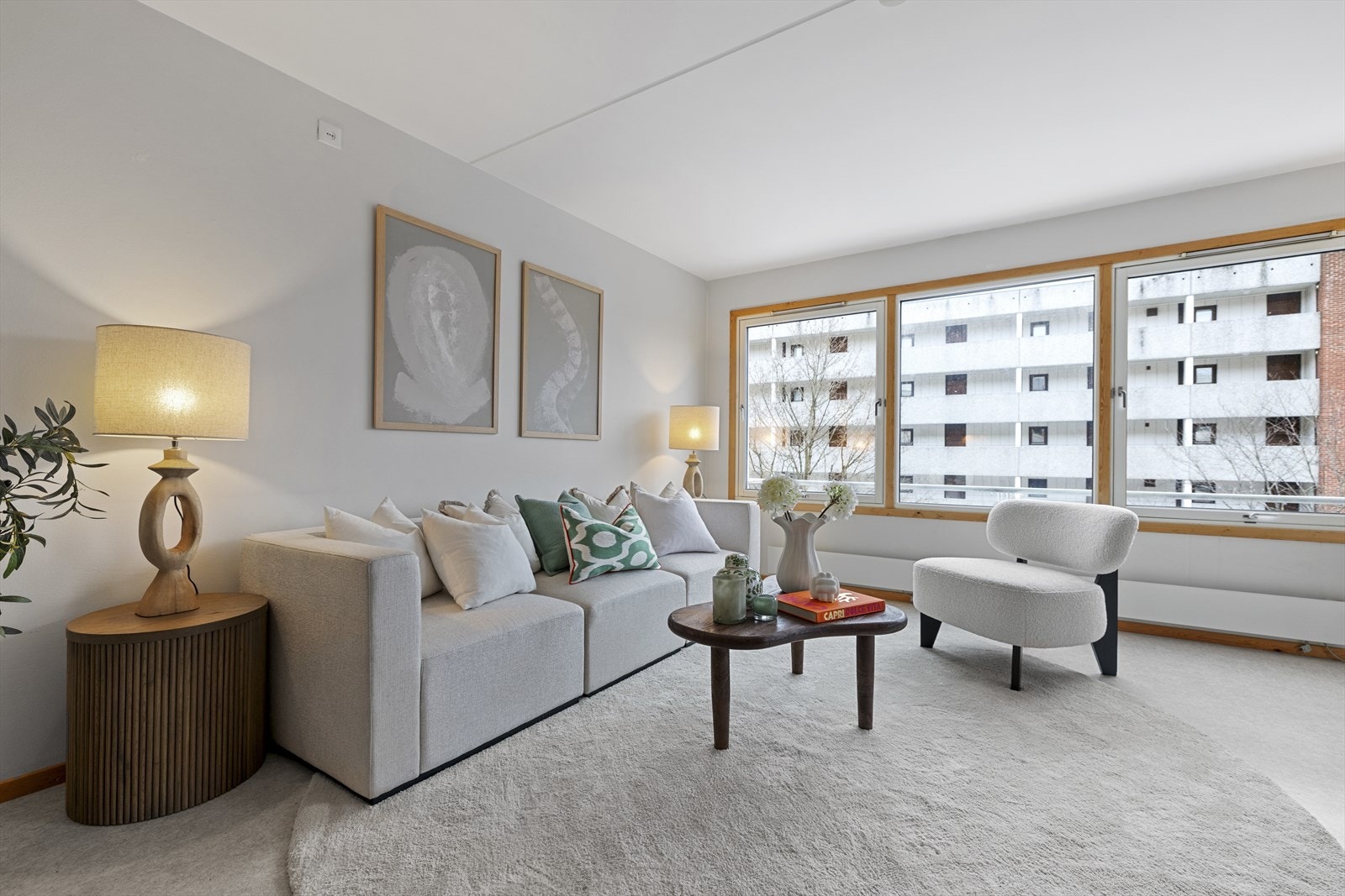 Leiligheten er malt i lyse farger og har lineoleumsdekke på gulvene. Galleribilde