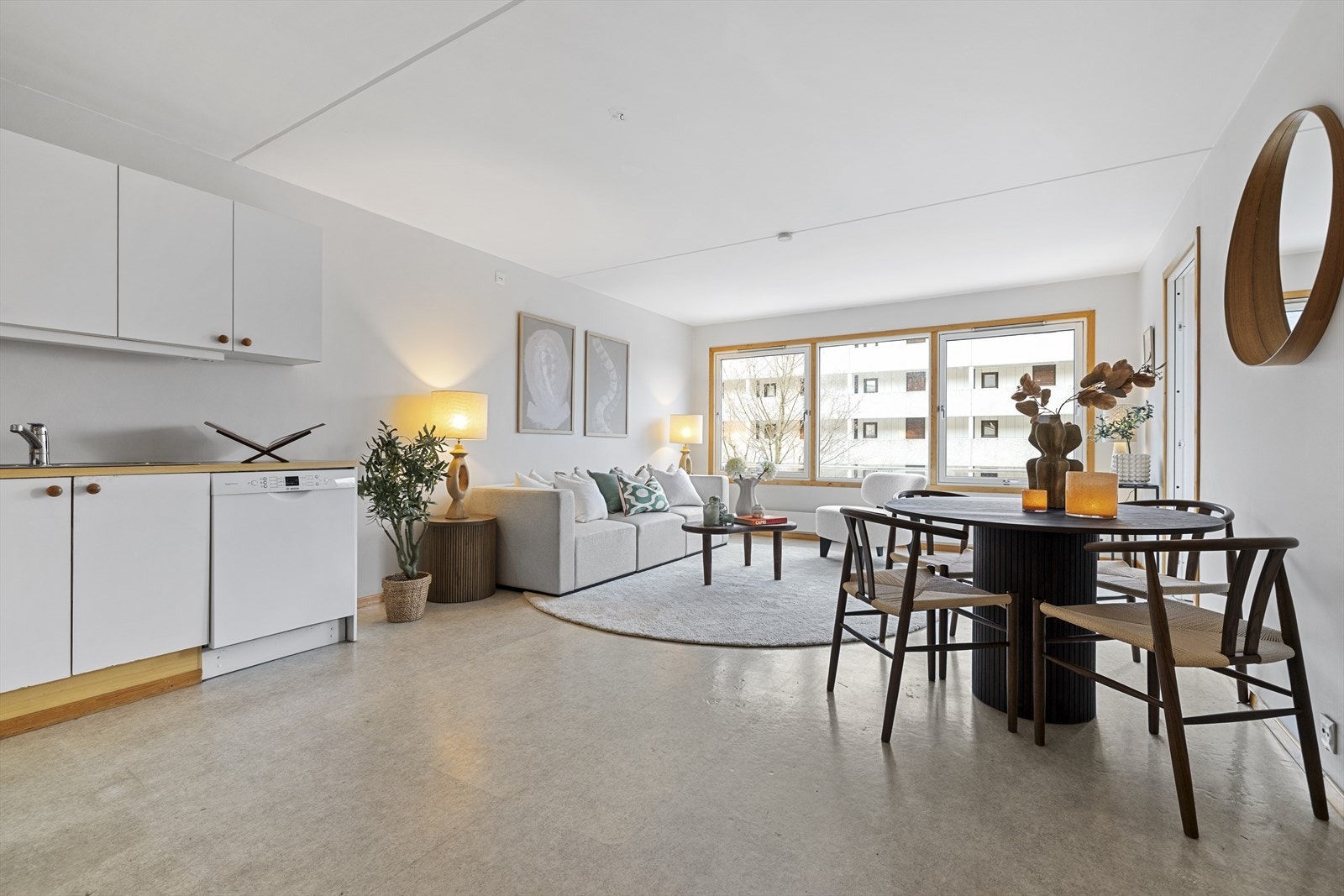 De store vindusflatene slipper inn rikelig med lys. Leiligheten er malt i lyse farger, med standard hovedsakelig fra byggeåret. Galleribilde