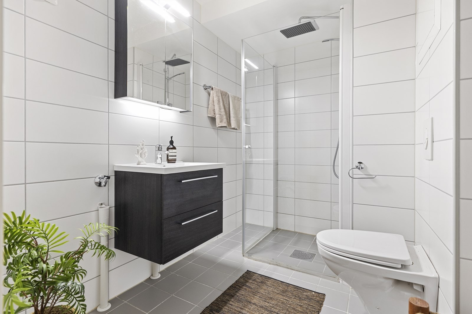 Pent flislagt bad som ble pusset opp i regi av sameiet i 2017. Galleribilde